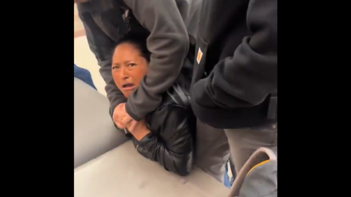 Σαν Φρανσίσκο: Πράκτορες της ICE συλλαμβάνουν μητέρα μπροστά στην ανήλικη κόρη της σε αεροδρόμιο (βίντεο)