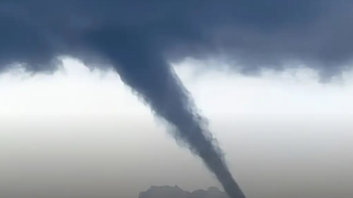 Σάμος: Η στιγμή που υδροστρόβιλος χτυπά το νησί (Βίντεο)