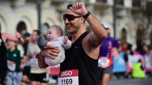 Ημιμαραθώνιος Αθήνας: Διαγωνιζόμενος έτρεξε με το μωρό στην αγκαλιά κι άλλος με το σκύλο του – Δείτε τα στιγμιότυπα