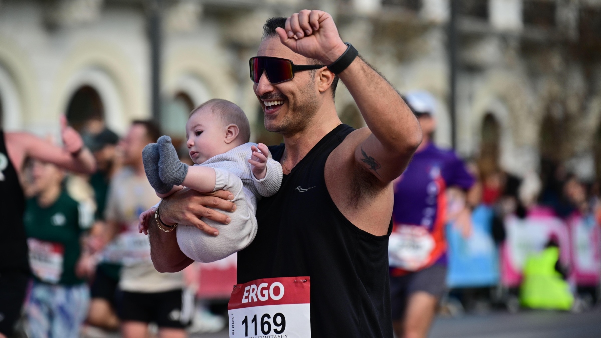 Ημιμαραθώνιος Αθήνας: Διαγωνιζόμενος έτρεξε με το μωρό στην αγκαλιά κι άλλος με το σκύλο του – Δείτε τα στιγμιότυπα