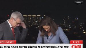 Τρόμος στο Τελ Αβίβ: Η στιγμή που δημοσιογράφοι του CNN τρέχουν στα καταφύγια (βίντεο)