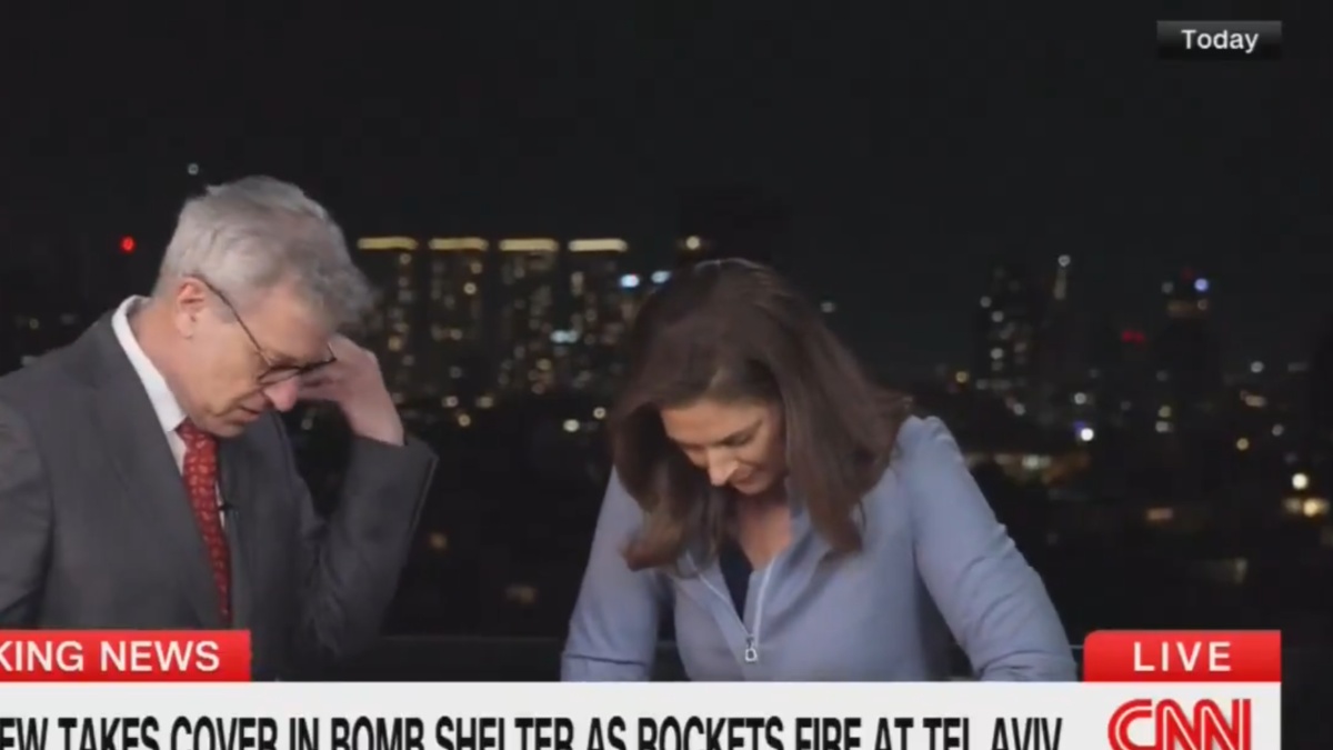 Τρόμος στο Τελ Αβίβ: Η στιγμή που δημοσιογράφοι του CNN τρέχουν στα καταφύγια (βίντεο)