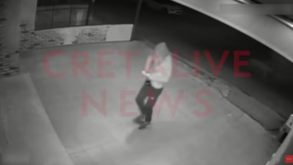 Ηράκλειο: Άνδρας πυροδοτεί εμπρηστικό μηχανισμό έξω από καφετέρια (Βίντεο)