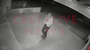 Ηράκλειο: Άνδρας πυροδοτεί εμπρηστικό μηχανισμό έξω από καφετέρια (Βίντεο)