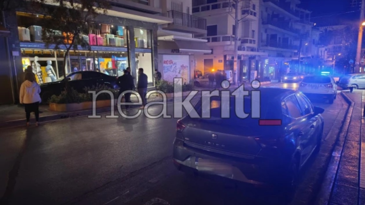 Ηράκλειο: Αυτοκίνητο παρέσυρε 27χρονη και έπεσε σε είσοδο καταστήματος (εικόνες)