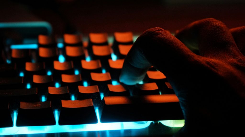 Reuters: Κύμα κυβερνοεπιθέσεων στο Ιράν το πρωί του Σαββάτου 28/2