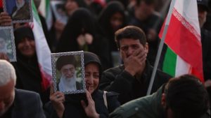 Ιράν: Η Τεχεράνη χωρίστηκε σε δύο στρατόπεδα για τον θάνατο του Χαμενεΐ – Άλλοι γιορτάζουν και άλλοι τον τιμούν (Βίντεο)