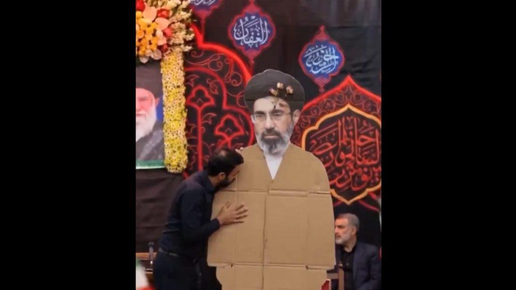 Ιράν: Παρουσίασαν τον Μοτζτάμπα Χαμενεΐ σε… μορφή χαρτονιού – Ο ασπασμός του ομοιώματος από τους οπαδούς του (βίντεο)