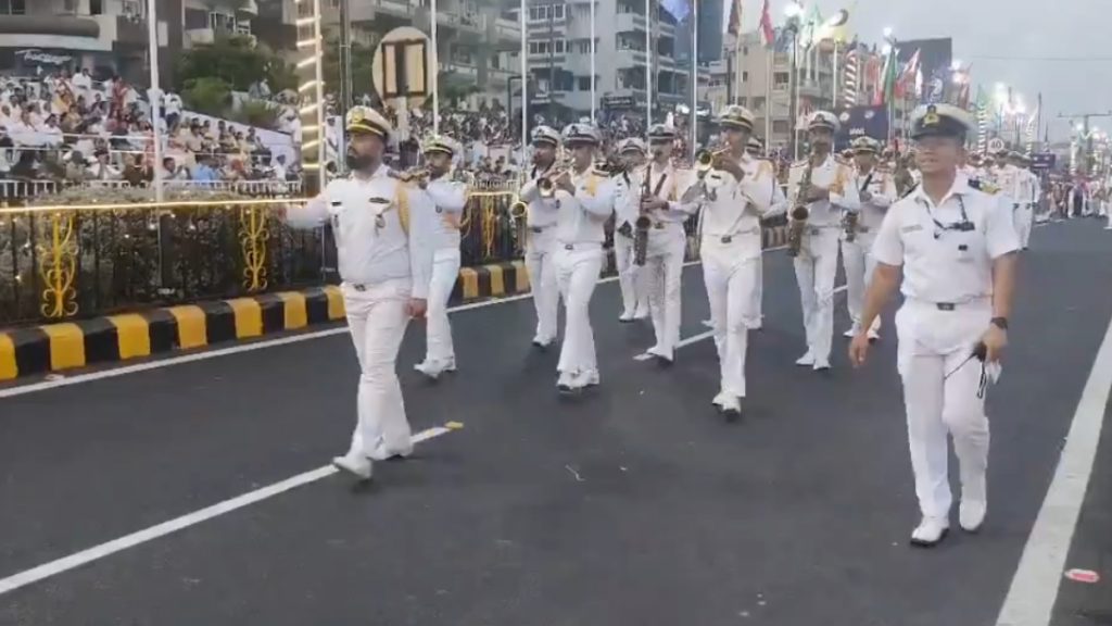 Βίντεο από την τελευταία παρέλαση των Ιρανών ναυτών της φρεγάτας Iris Dena πριν τη βύθισή της από αμερικανικό υποβρύχιο