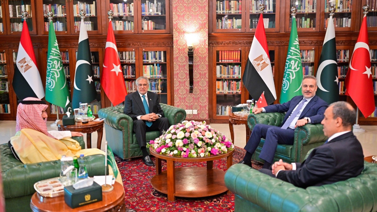 Ισάκ Νταρ: «Το Πακιστάν προσπαθεί να φέρει στο τραπέζι των συνομιλιών ΗΠΑ και Ιράν» – Το σχέδιο για τα Στενά του Ορμούζ