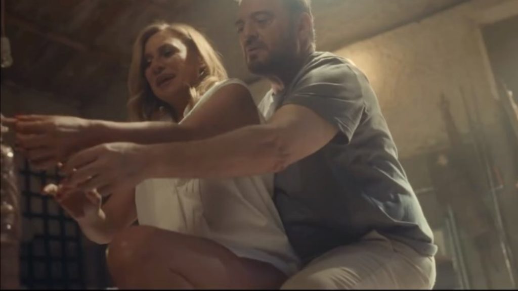 Jumbo: Σάλος με την πασχαλινή διαφήμιση με τους Καραβάτου-Φερεντίνο – «Πραγματικά το τερματίσατε»