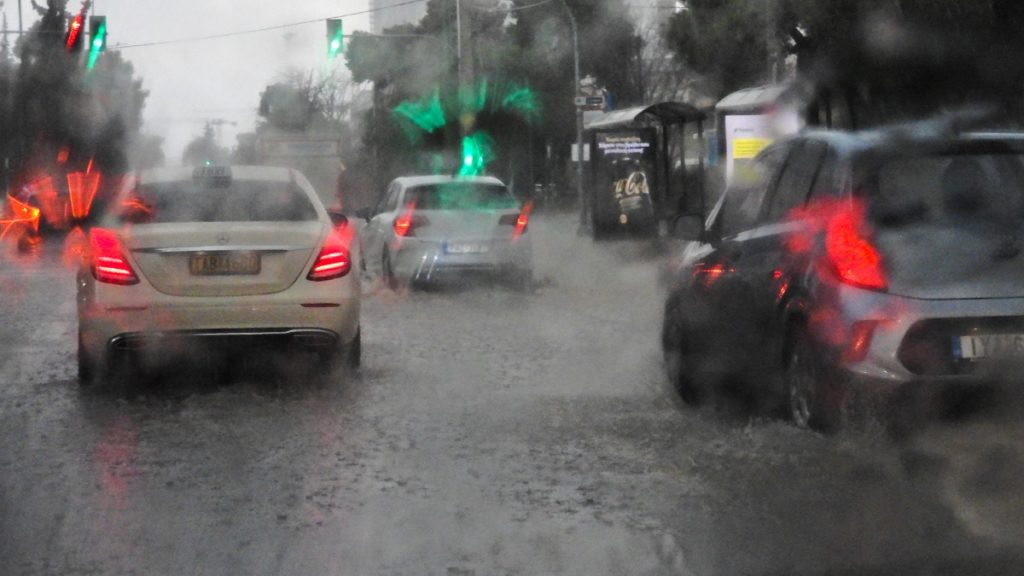 Καιρός: Βροχές και καταιγίδες από το βράδυ της Πέμπτης – Με “χειμώνα” θα μπει ο Απρίλιος