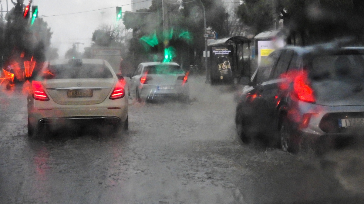 Καιρός: Βροχές και καταιγίδες από το βράδυ της Πέμπτης – Με “χειμώνα” θα μπει ο Απρίλιος