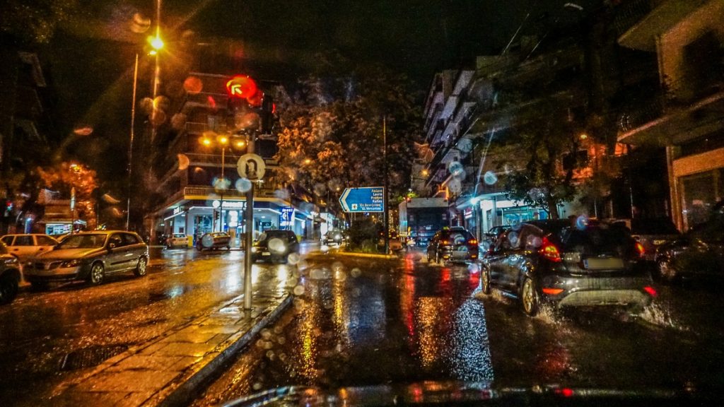 Κακοκαιρία Deborah: Επιμένουν οι καταιγίδες – Προειδοποίηση για «μετεωρολογική βόμβα», live η πορεία του φαινομένου