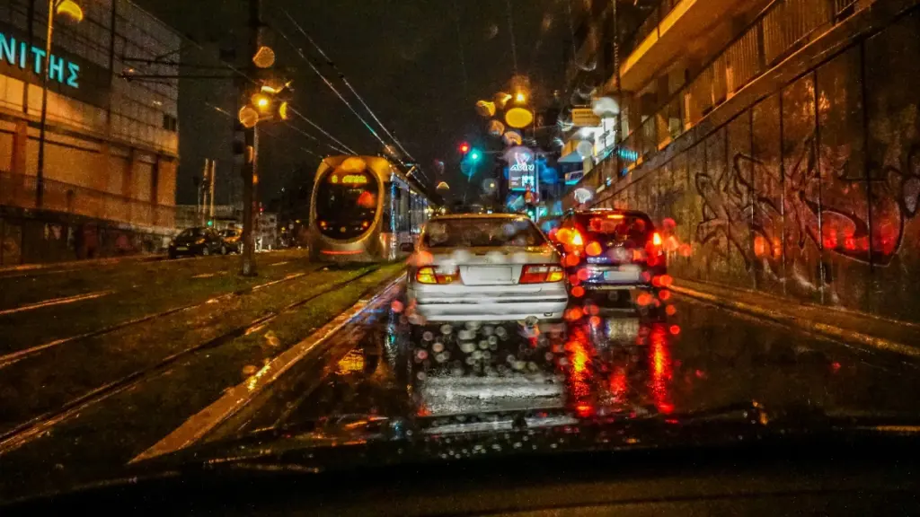 Πτώση δέντρου στην Πειραιώς από την κακοκαιρία Elminio – Σε ποια σημεία έχει διακοπεί η κυκλοφορία