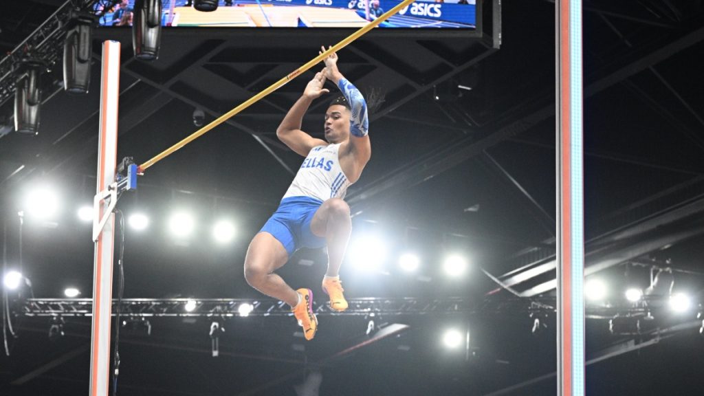 Εμμανουήλ Καραλής: Πέταξε πάνω από τα 5,95 με την πρώτη – LIVE η ιστορική μάχη με τον Ντουπλάντις στο Παγκόσμιο Πρωτάθλημα Στίβου (βίντεο)