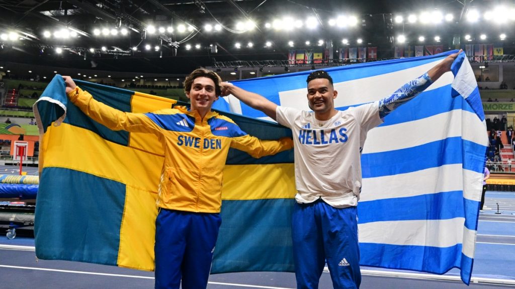 Ασημένιος ο μαγικός Καραλής με 6,05μ στο Παγκόσμιο Πρωτάθλημα Κλειστού Στίβου – Πίεσε τον ανίκητο Ντουπλάντις που πήρε το χρυσό με 6,25 (βίντεο)