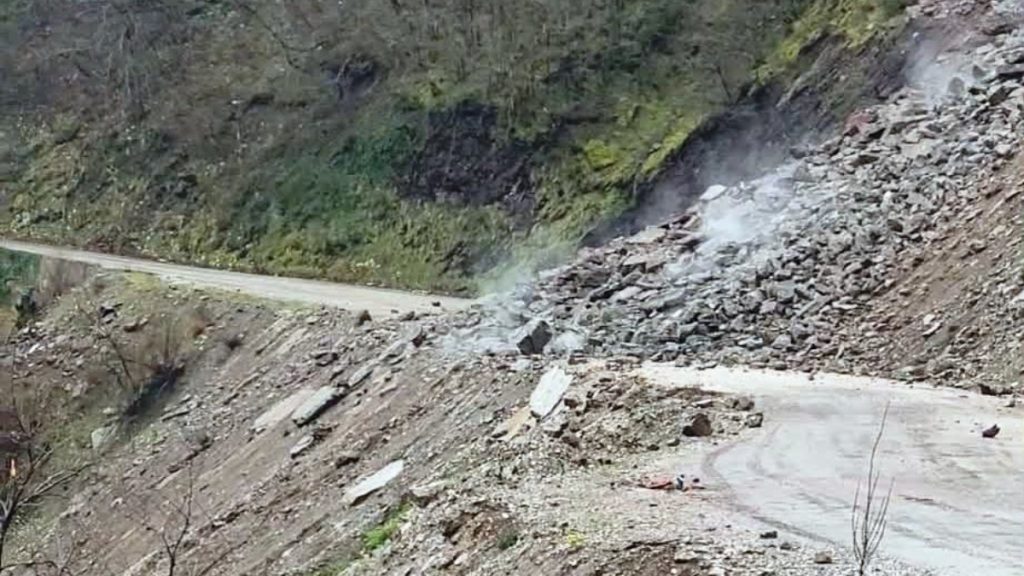 Καρδίτσα: Κατολίσθηση έκλεισε τον κεντρικό δρόμο προς το Ανθηρό