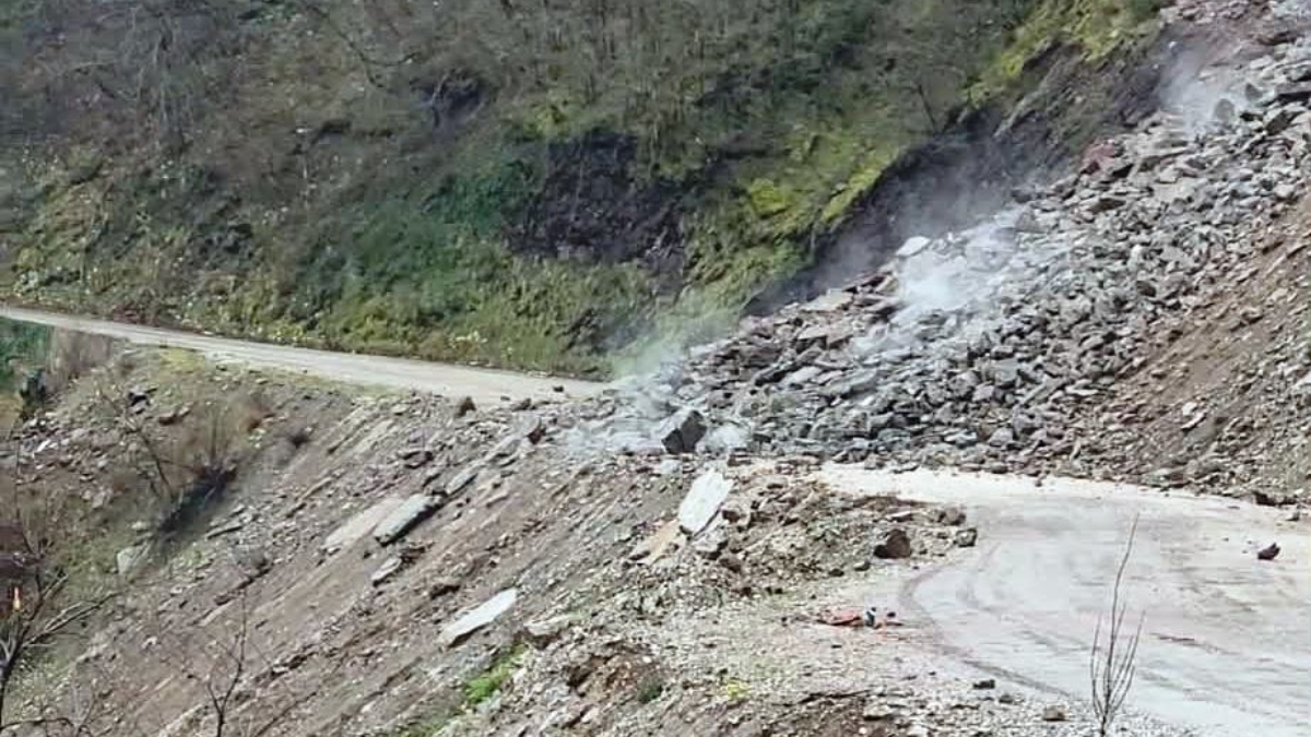 Καρδίτσα: Κατολίσθηση έκλεισε τον κεντρικό δρόμο προς το Ανθηρό