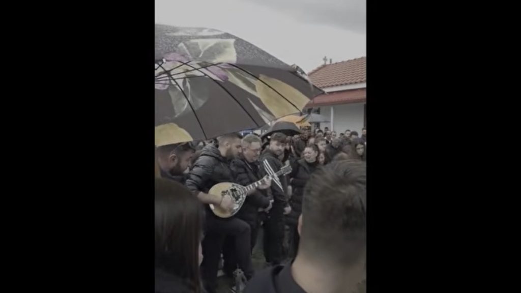 Καρδίτσα: Με το “βρέχει φωτιά στην στράτα μου” αποχαιρέτησαν τον 51χρονο τραγουδιστή (βίντεο)