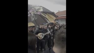 Καρδίτσα: Με το “βρέχει φωτιά στην στράτα μου” αποχαιρέτησαν τον 51χρονο τραγουδιστή (βίντεο)