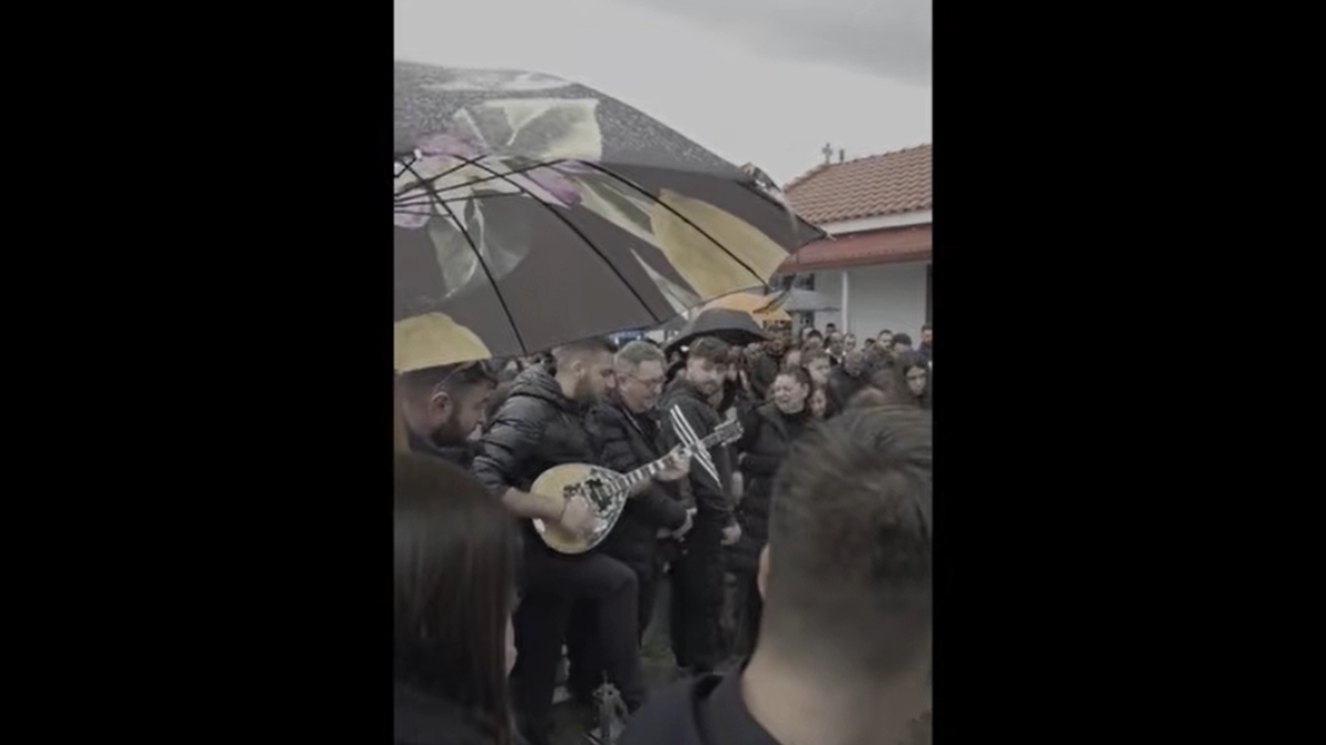 Καρδίτσα: Με το “βρέχει φωτιά στην στράτα μου” αποχαιρέτησαν τον 51χρονο τραγουδιστή (βίντεο)