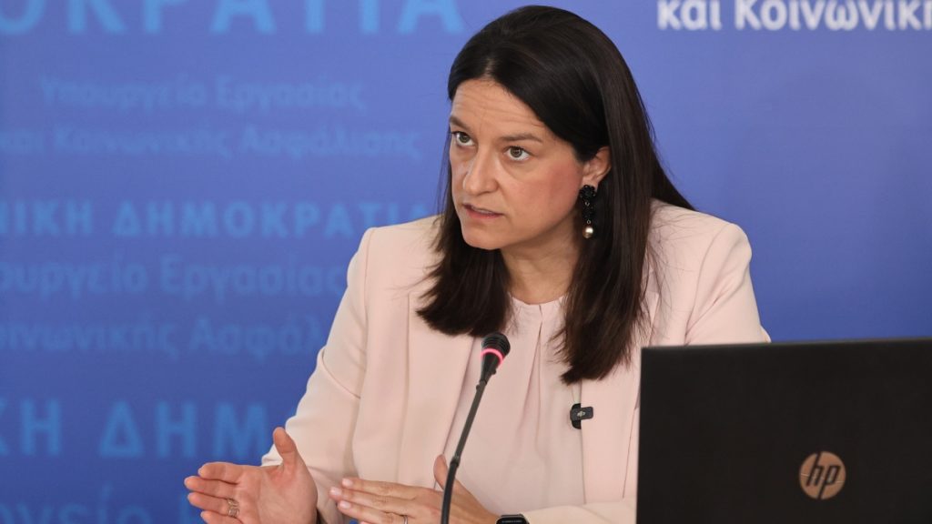 Κεραμέως: “Μειώθηκε η ανεργία, στόχος τα 950 ευρώ το 2027” – H συνέντευξη Τύπου του υπ. Εργασίας για τον νέο κατώτατο μισθό