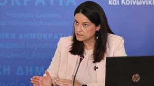 Κεραμέως: “Μειώθηκε η ανεργία, στόχος τα 950 ευρώ το 2027” – H συνέντευξη Τύπου του υπ. Εργασίας για τον νέο κατώτατο μισθό