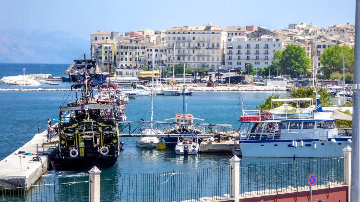 Κέρκυρα: Σχεδόν 95% ικανοποίηση επισκεπτών – Στο 1 δισ. ευρώ ο τουριστικός πυρήνας