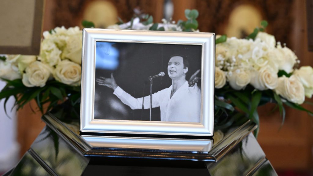 Αυτή την ώρα το τελευταίο «αντίο» στον Γιώργο Μαρίνο – Στο Κοιμητήριο Βούλας η σορός του (pics)