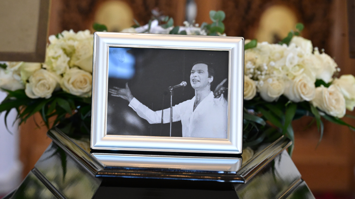 Αυτή την ώρα το τελευταίο «αντίο» στον Γιώργο Μαρίνο στο κοιμητήριο Βούλας (pics)