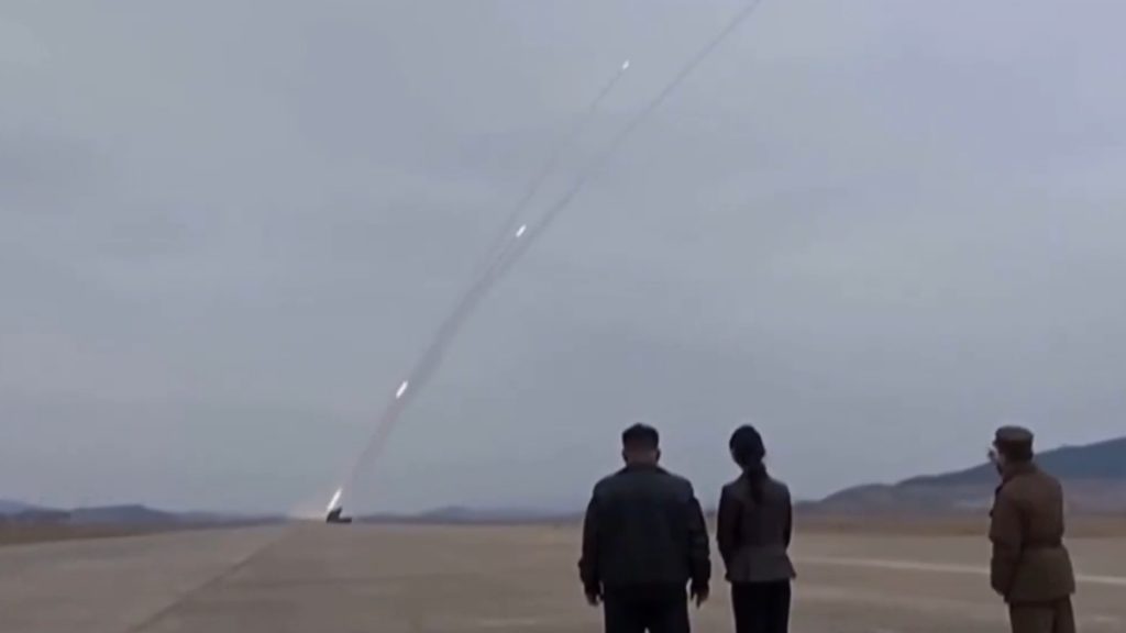 Βόρεια Κορέα: Ο Κιμ Γιονγκ Ουν παρακολουθεί μαζί με την κόρη του εκτόξευση βαλλιστικών πυραύλων (βίντεο)