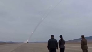 Βόρεια Κορέα: Ο Κιμ Γιονγκ Ουν παρακολουθεί μαζί με την κόρη του εκτόξευση βαλλιστικών πυραύλων (βίντεο)