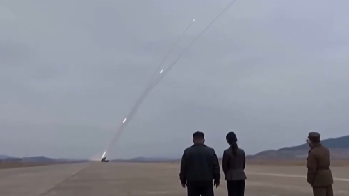 Βόρεια Κορέα: Ο Κιμ Γιονγκ Ουν παρακολουθεί μαζί με την κόρη του εκτόξευση βαλλιστικών πυραύλων (βίντεο)