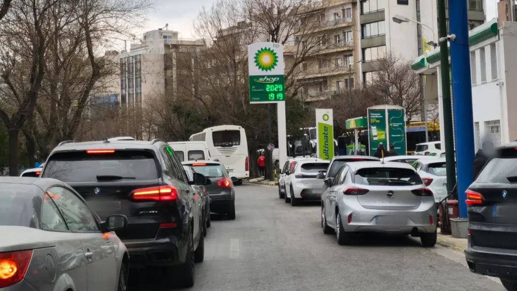 Κίνηση: Στο “κόκκινο” ο Κηφισός – Προβλήματα και στο κέντρο της Αθήνας