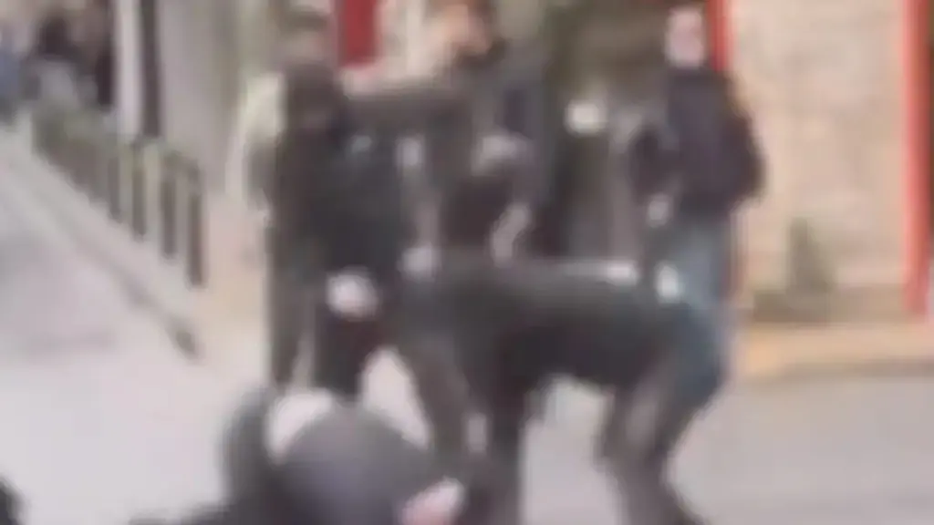 Βίντεο-σοκ από την Κυψέλη: Ανήλικοι πιάστηκαν στα χέρια στη μέση του δρόμου