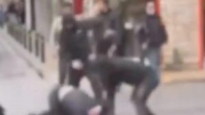 Βίντεο-σοκ από την Κυψέλη: Ανήλικοι πιάστηκαν στα χέρια στη μέση του δρόμου