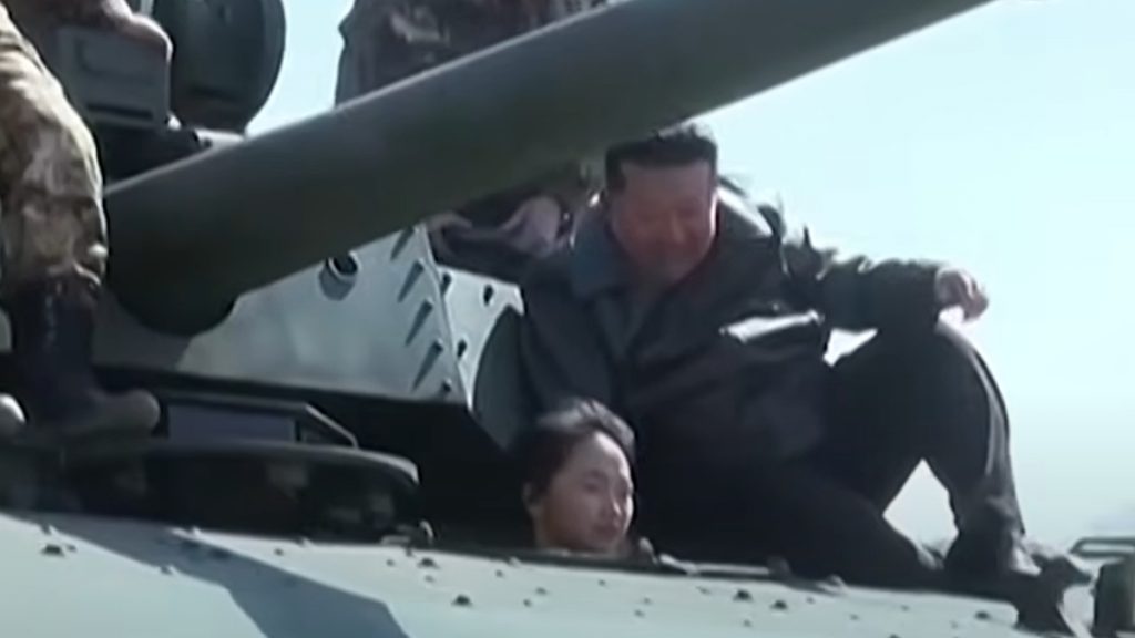 Βόρεια Κορέα: Ο Κιμ Γιονγκ Ουν και η κόρη του δοκίμασαν ένα νέο άρμα μάχης (βίντεο)