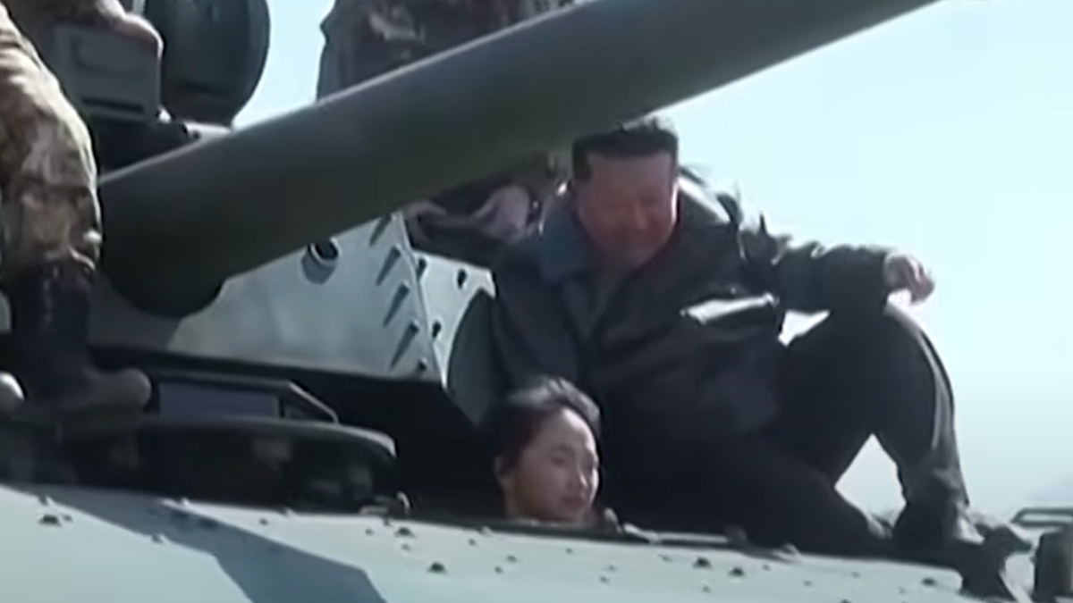 Βόρεια Κορέα: Ο Κιμ Γιονγκ Ουν και η κόρη του δοκίμασαν ένα νέο άρμα μάχης (βίντεο)