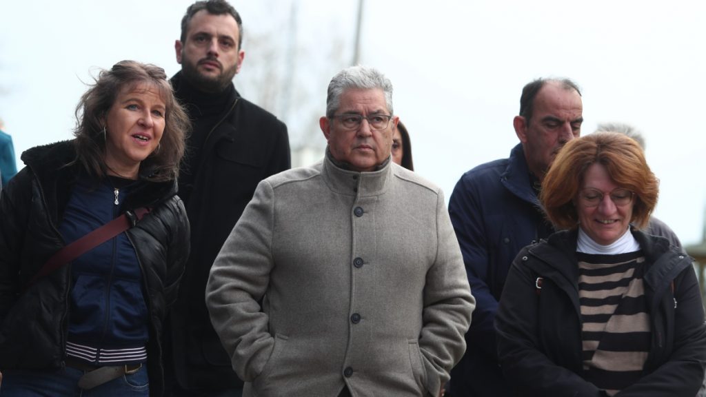 Κουτσούμπας από την Λάρισα: “Με το λαό και τους συγγενείς των θυμάτων στους δρόμους του αγώνα”