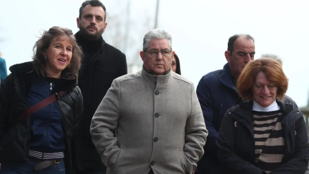 Κουτσούμπας από την Λάρισα: “Με το λαό και τους συγγενείς των θυμάτων στους δρόμους του αγώνα”