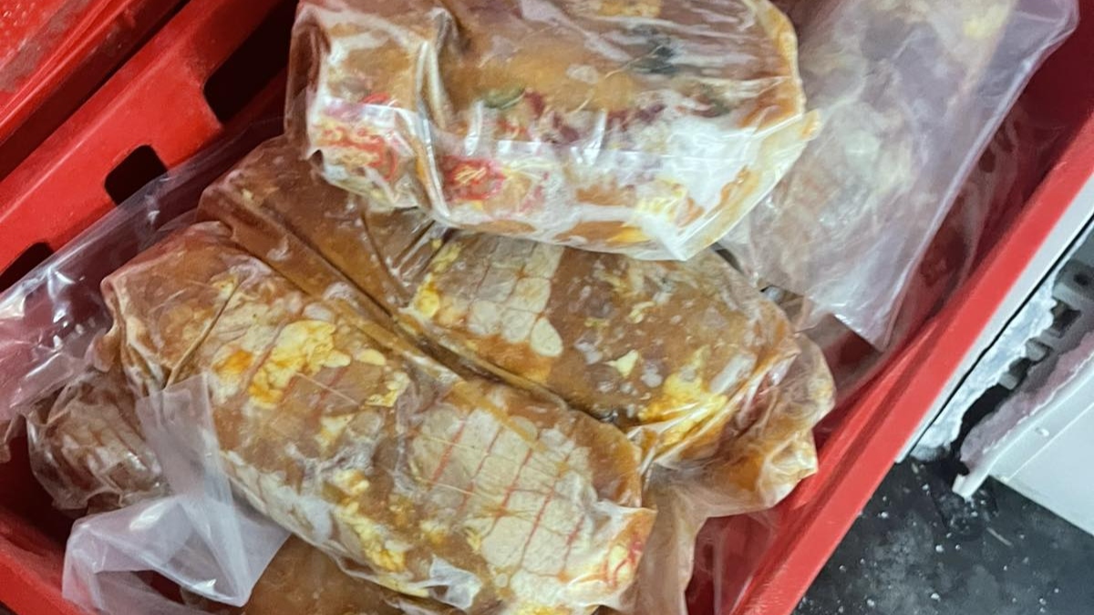 Περιφέρεια Αττικής: Κατασχέθηκαν 3,5 τόνοι ακατάλληλα και ληγμένα κρέατα από επιχείρηση στον Πειραιά