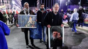 Παναγιώτης Λαφαζάνης: Με φωτογραφία του Αλί Χαμενεΐ στη διαδήλωση για τον πόλεμο στο Ιράν στο κέντρο της Αθήνας