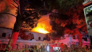 Μεγάλη φωτιά σε διαμέρισμα στην Λαμία – Απεγκλωβίστηκαν γυναίκα και δύο παιδιά (βίντεο)