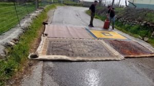 Απίστευτο! Δείτε πώς αποστειρώνουν τις ρόδες των τρακτέρ στη Λέσβο (Εικόνες+βίντεο)