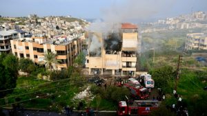 Ιράν και Χεζμπολάχ σφυροκοπούν το Ισραήλ – Εκρήξεις και καπνοί στη Βηρυτό (βίντεο)