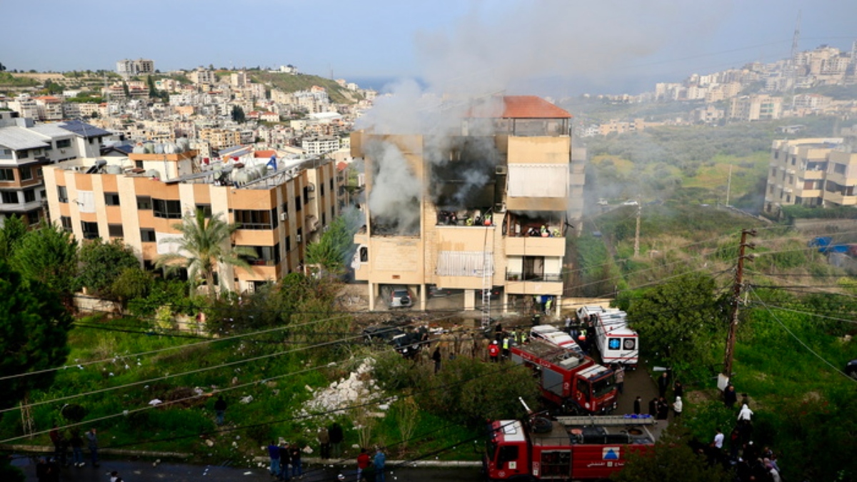Ιράν και Χεζμπολάχ σφυροκοπούν το Ισραήλ – Εκρήξεις και καπνοί στη Βηρυτό (βίντεο)
