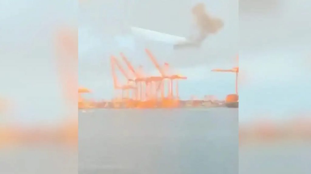 Φρουροί της Επανάστασης: Χτύπησαν αμερικανικό πλοίο στο Ομάν – Ένας τραυματίας και ζημιές στο λιμάνι Σαλάλα