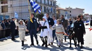 25η Μαρτίου: Συγκίνηση στη Λήμνο – Μαθήτρια ειδικού σχολείου έκανε παρέλαση με τον σκύλο – βοηθό της (Εικόνες)