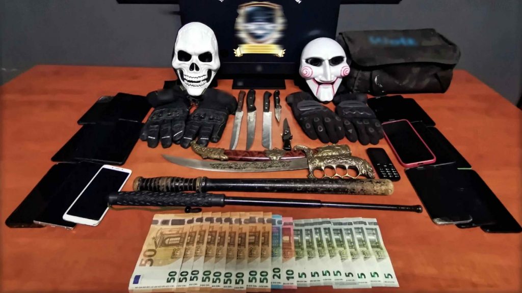 Αγία Βαρβάρα: Παρίσταναν τους πελάτες και “άδειαζαν” τους διανομείς – Είχαν χειροβομβίδα στην κατοχή τους (φωτογραφίες)